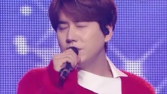 An elongated pointed tablet of jade held in the ha