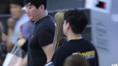 Airport of riverside of BLACKPINK Lisa gold leaves