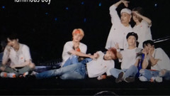 Souvenir closes to perform a group of Er 18/08/26_