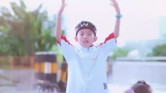 Sorry Not Sorry is little video of dancing of knig