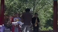 Beijing uncle aunt is sentimental sing " love who