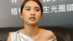 Yang Chenglin is not grabbed hold a flower in both