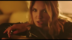 _Julia Michaels of caption of Chinese of In This P