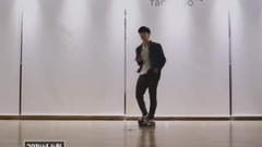 Rocky dancing practices conspicuous of _ Piao Min