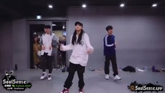 1M laughs at choreography of eye younger sister, B