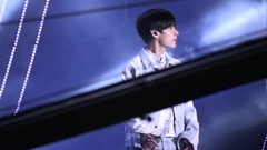 Instant of arena of peaceful go smoothly - optical