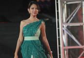 Zhang Zilin wears green to fasten inclined shoulde