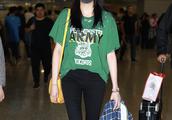 Guan Xiaotong shows body airport, a suit is contracted dress up, low v goes