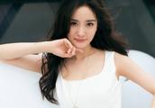 Yang Mi wears white skirt to show Yan Zhi of body
