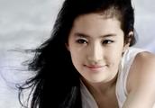 Large exposure of photograph of Liu Yifei, mom, gr