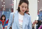 Li Qin shows body airport, netizen: Business suit