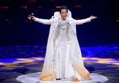 Li Yugang wears long skirt to remove dance lightly