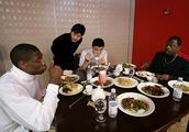 Yao Ming has a meal photograph exposure, be withou
