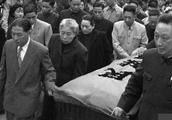 Lu Xun holds a funeral procession solid pat, tens