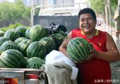 Man selling melon professions female client meets