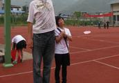 The first huge person of Asian is 2 meters tall 38