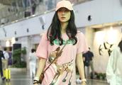 Han Xue shows body airport, miniskirt grows little