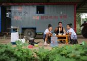 Heibei father female 3 people open tractor end to