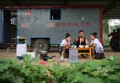 Heibei father female 3 people open tractor end to