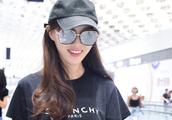 Tang Yan wears baseball cap and sunglasses wear sk
