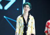 Fan Chengcheng wears beautiful shirt to deduce mod