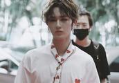 Fan Chengcheng of Zhu Zhengting Justin shows body