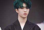 Fan Chengcheng catchs a green hair, tie-in a suit