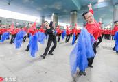 Qingdao citizen greets meeting closing a summit aunt of 200 square dance jumps at the same time net