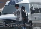 On another assistant? Female assistant of shoulder of king mainland cuddle, netizen in succession pr