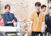 Zhao Wei carries Wang Junkai France to ramble food