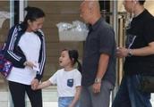 Liu Dehua's daughter shops dress is simple, netiz