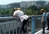 One woman of Jincheng is about to jump bridge commit suicide! Doubt seems emotional question