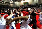 Chinese male basket is in the conflict with foreig