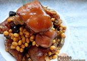 Soya bean stews pig hoof