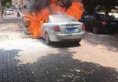 Camphorwood head one sedan burns suddenly oneself